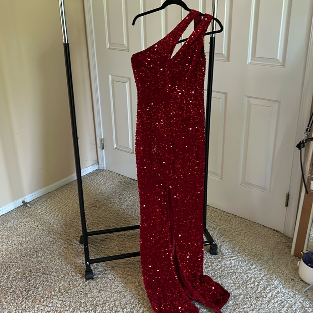 Gorgeous red sequin Gown. Size S. zip on side